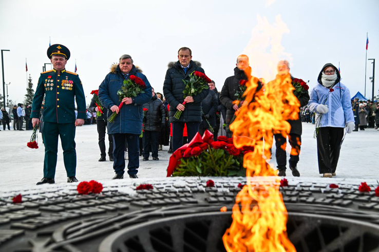 Цветы от ленинградцев — к Вечному огню