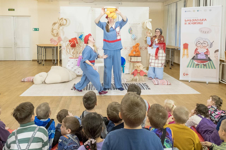 «Бабуленька и Жмякиш»: как в Ленобласти знакомят с искусством самых маленьких