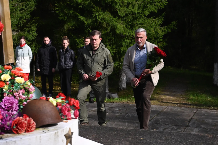 Молодые сосны появились у мемориала в Эхново Кировского района