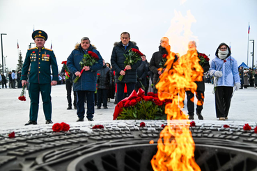 Цветы от ленинградцев — к Вечному огню