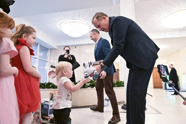 Александр Дрозденко вручил подарки детям на «ленинградской ёлке желаний»