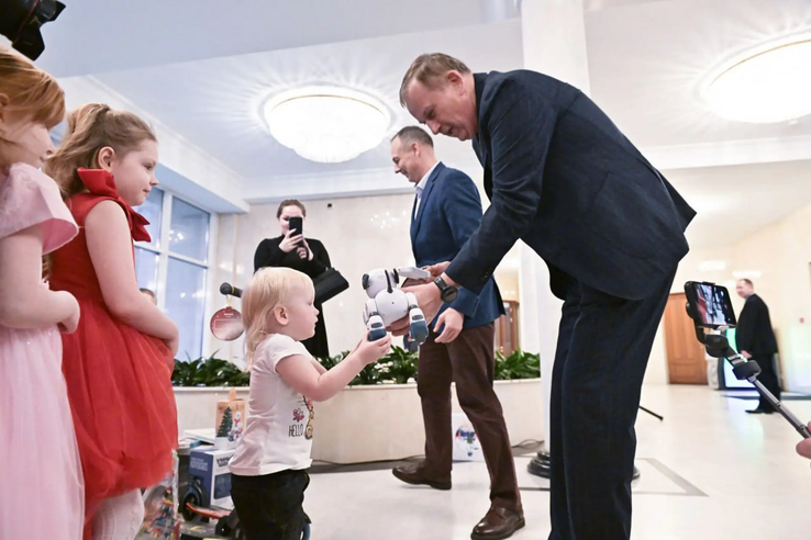 Александр Дрозденко вручил подарки детям на «ленинградской ёлке желаний»