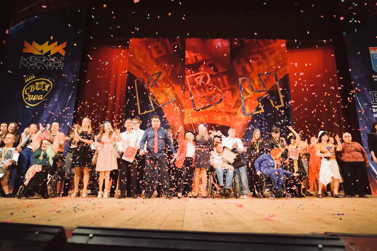 «Вам не до юмора»: инклюзивный КВН за 10 лет покорил Россию